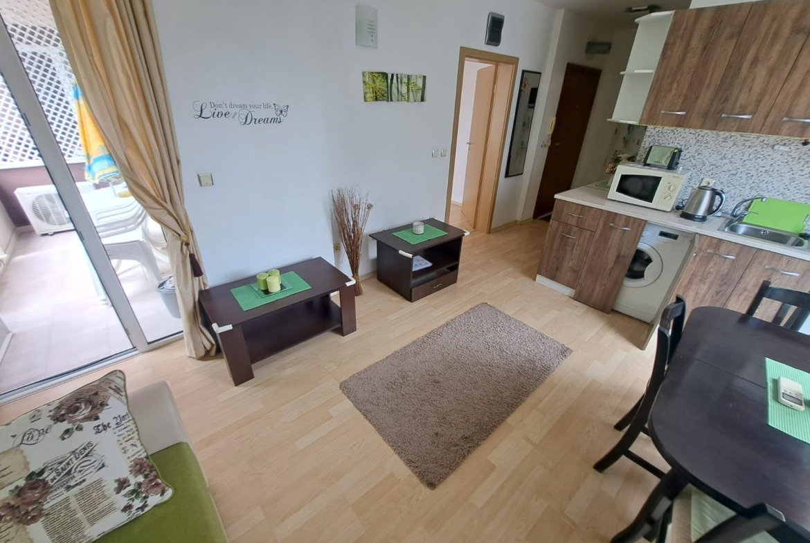 Современный двухкомнатный апартамент с мебелью, кухней и балконом в комплексе Stella Polaris, Болгария.