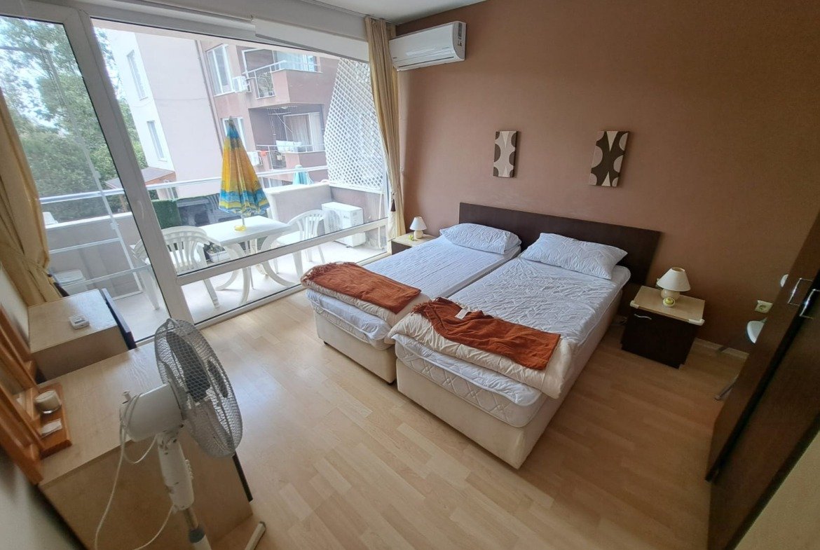 Двухкомнатный апартамент с двумя кроватями, балконом и светлым интерьером для продажи в Болгарии.