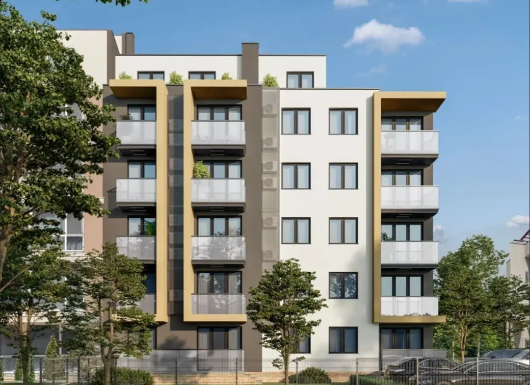 Современный трехкомнатный апартамент в комплексе City v2, с балконами, зелеными насаждениями и парковкой на территории.