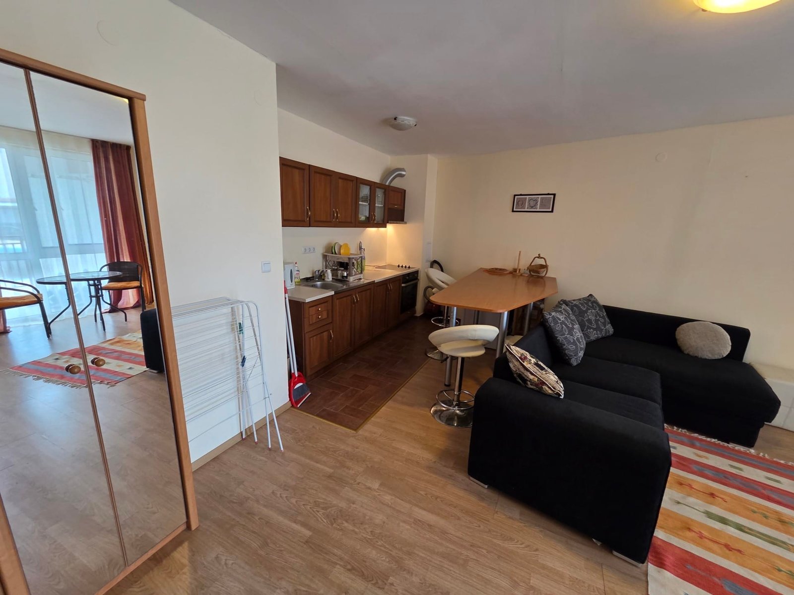 Двухкомнатный апартамент с кухней и зоной отдыха в Riviera Fort Beach Современный двухкомнатный апартамент с кухней, обеденной зоной и уютной гостиной, оформленный в светлых тонах.