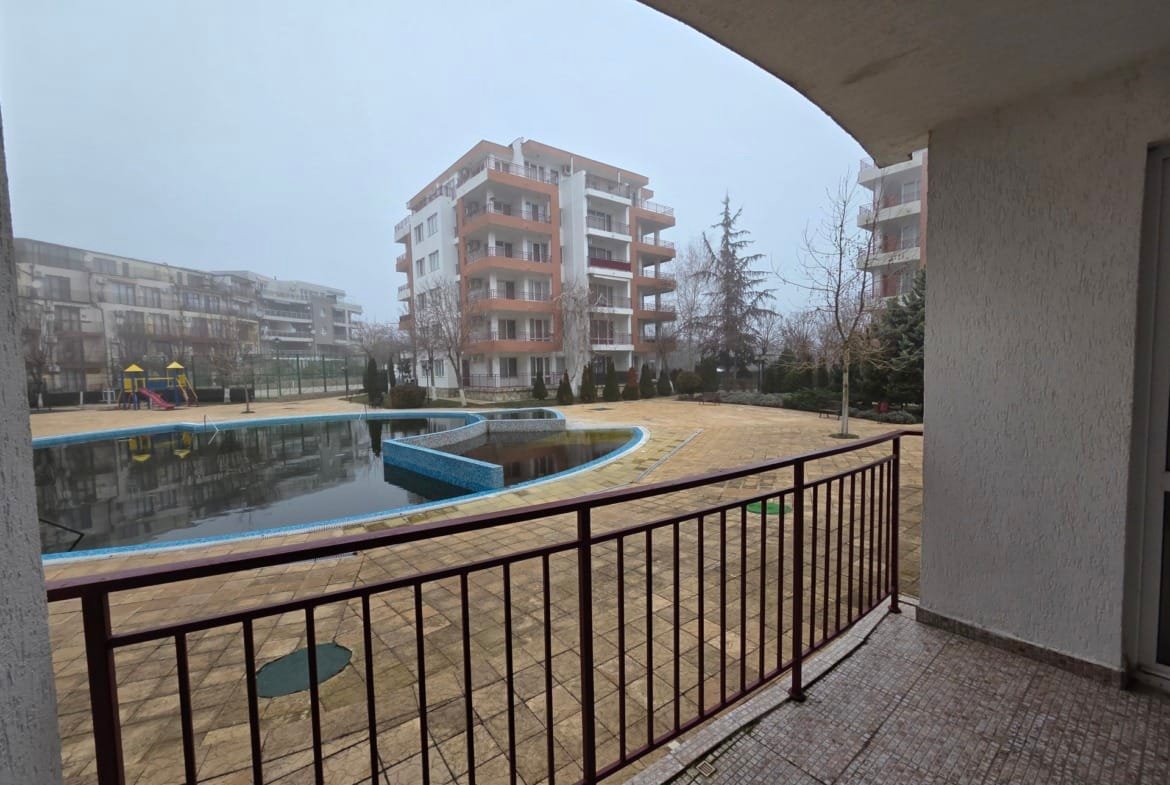 Двухкомнатный апартамент с видом на бассейн и landscaped место в комплексе Riviera Fort Beach. Туманная погода, спокойная обстановка.