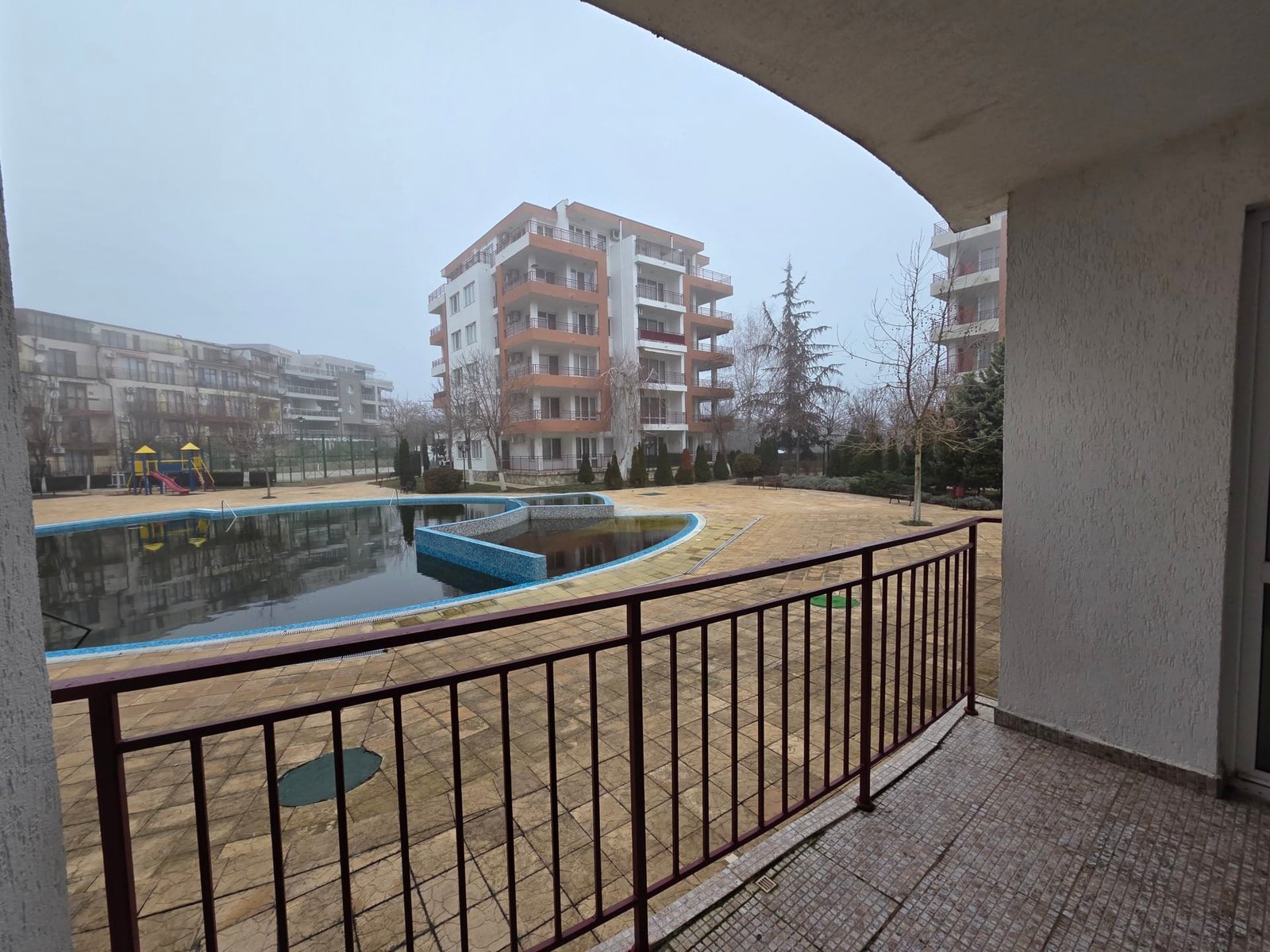 Двухкомнатный апартамент с видом на бассейн в Riviera Fort Beach Двухкомнатный апартамент с видом на бассейн и landscaped место в комплексе Riviera Fort Beach. Туманная погода, спокойная обстановка.