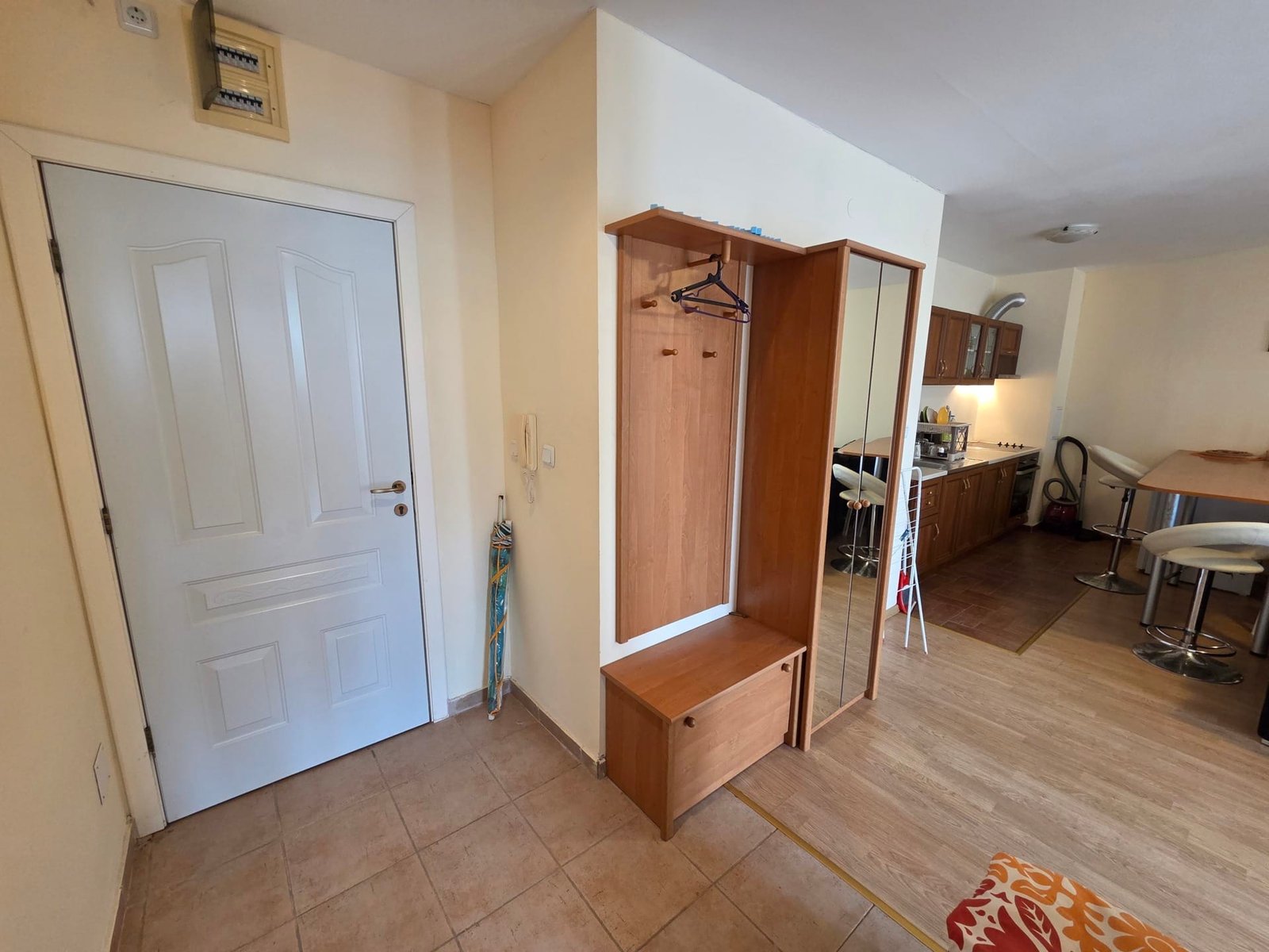 Двухкомнатный апартамент в Riviera Fort Beach: холл и кухня Современный интерьер двухкомнатного апартамента: прихожая с шкафом и кухонная зона с барной стойкой.