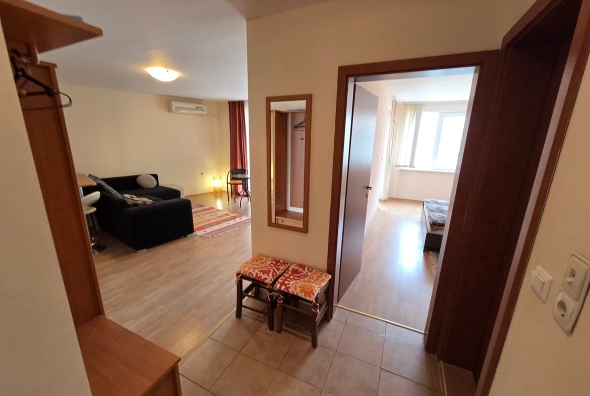 Двухкомнатный апартамент с современным интерьером, светлым залом и уютной спальней, располагающим к комфортному отдыху.