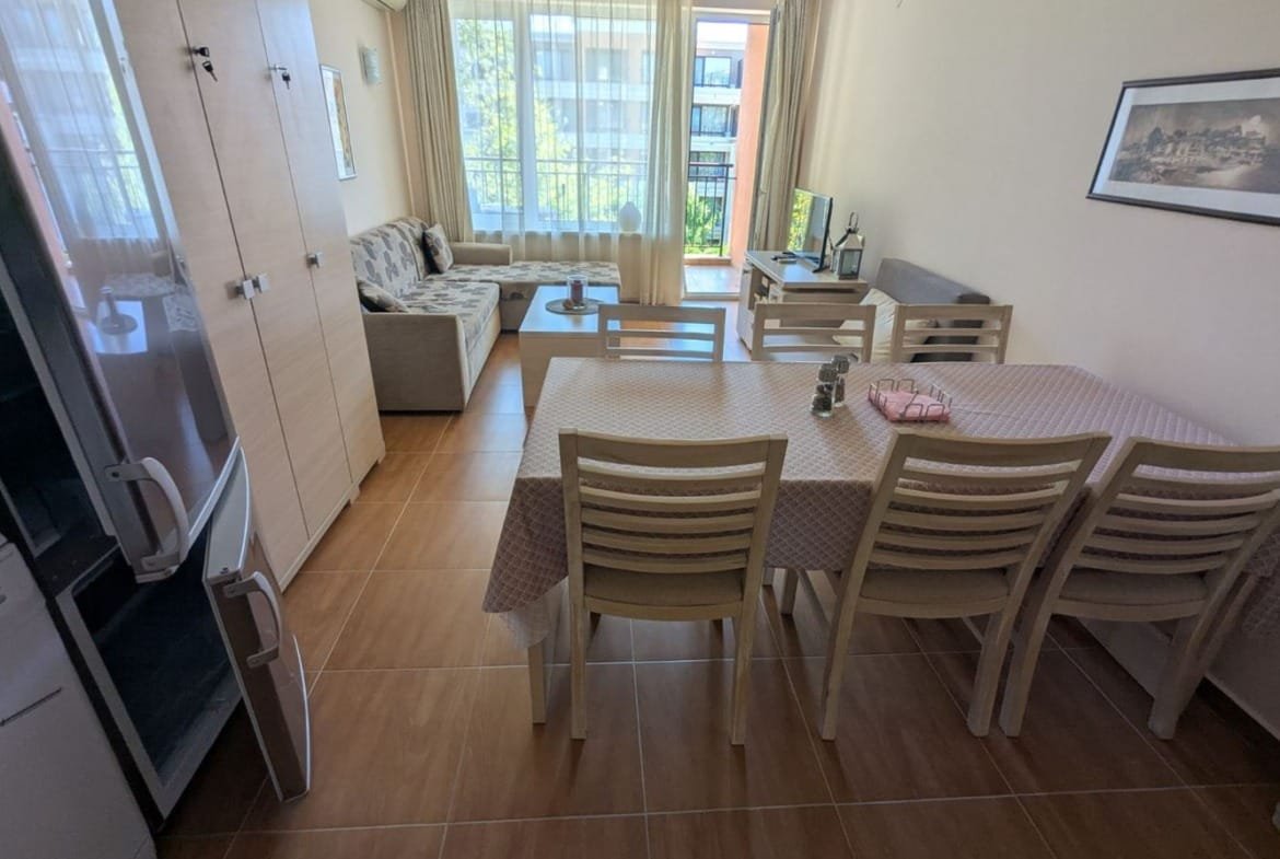 Светлая трёхкомнатная квартира с кухней, обеденным столом и уютной зоной отдыха. Большие окна, современная мебель.