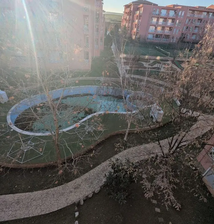 Вид на landscaped area с дорожками, зелеными насаждениями и окружением здания в комплексе Sunny Day 6.