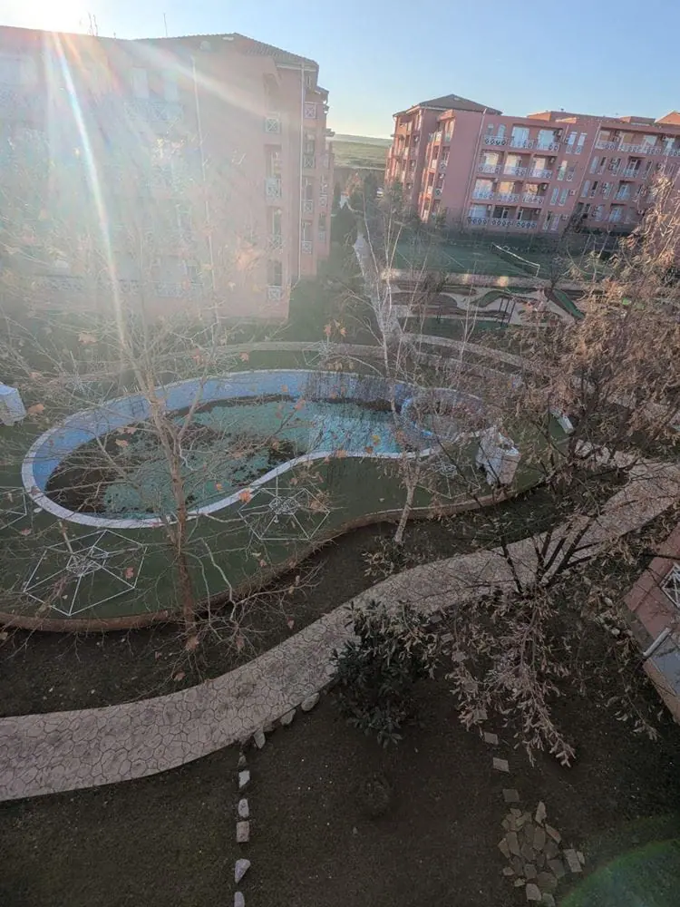 Вид на landscaped area с дорожками, зелеными насаждениями и окружением здания в комплексе Sunny Day 6.