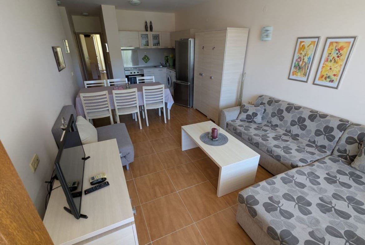 Современный трехкомнатный апартамент с кухонной зоной, меблированной гостиной и обеденным столом. Светлые тона интерьера.