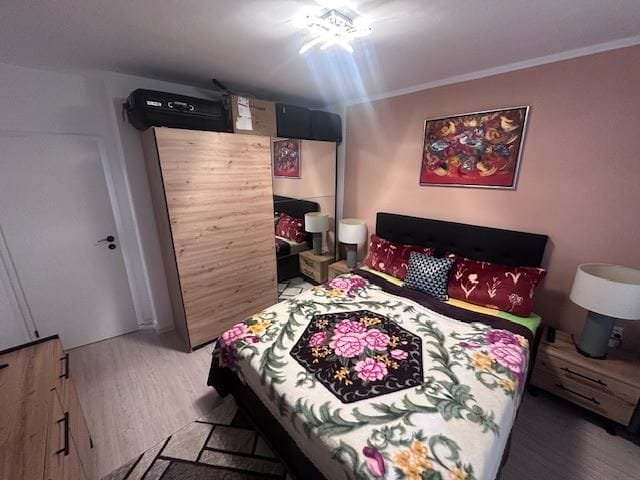 Уютная спальня с двуспальной кроватью, ярким текстилем и современными мебельными принадлежностями. Стены окрашены в пастельные тона.