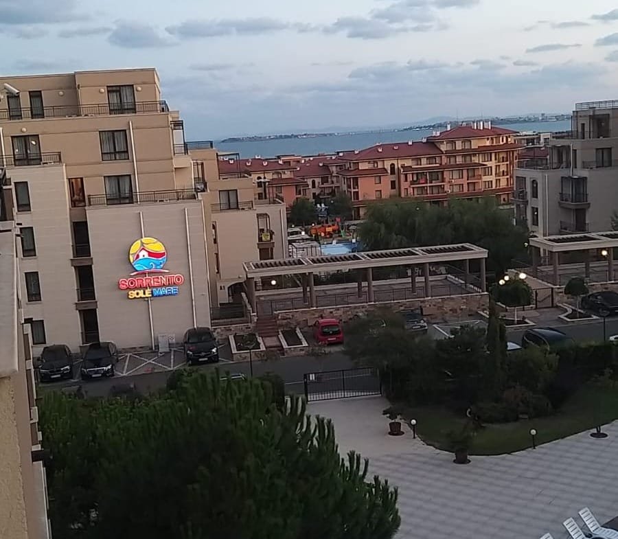 Двухкомнатный апартамент с видом на море, жилой комплекс Luxor, зелёные насаждения, бассейн и парковка.