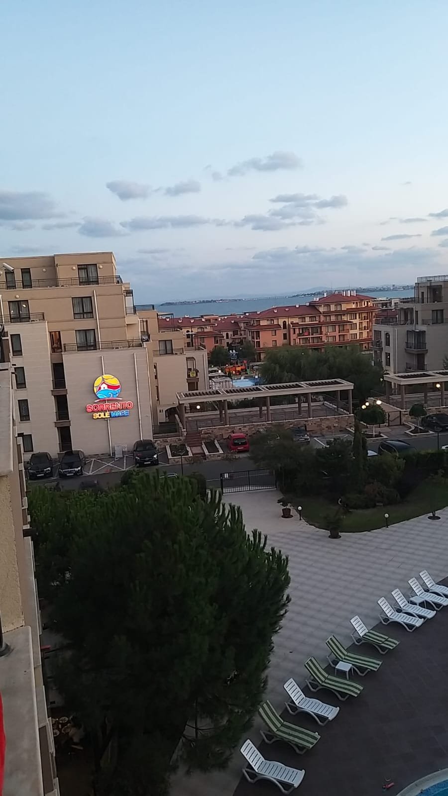 Двухкомнатный апартамент с видом на море, жилой комплекс Luxor, зелёные насаждения, бассейн и парковка.