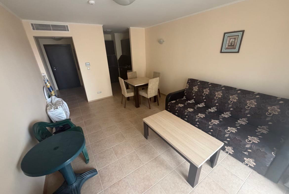 Современный двухкомнатный апартамент с уютной гостиною, обеденной зоной и кухонным пространством в комплексе Sunset Resort.