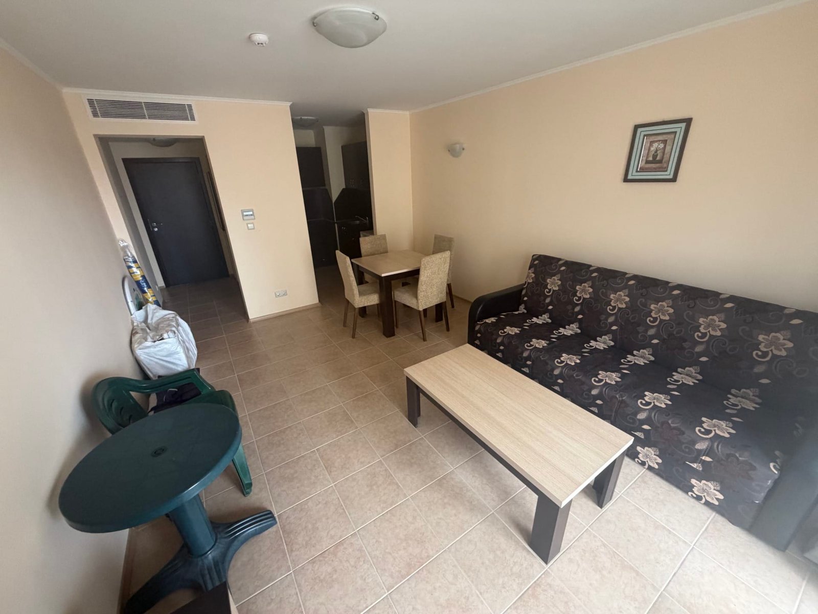 Современный двухкомнатный апартамент с уютной гостиною, обеденной зоной и кухонным пространством в комплексе Sunset Resort.