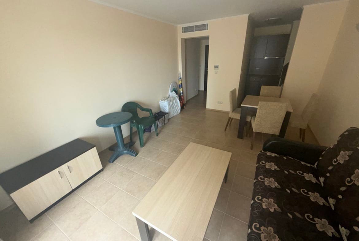 Современный двухкомнатный апартамент с светлым интерьером, мебелью и кухонной зоной в комплексе Sunset Resort Family.