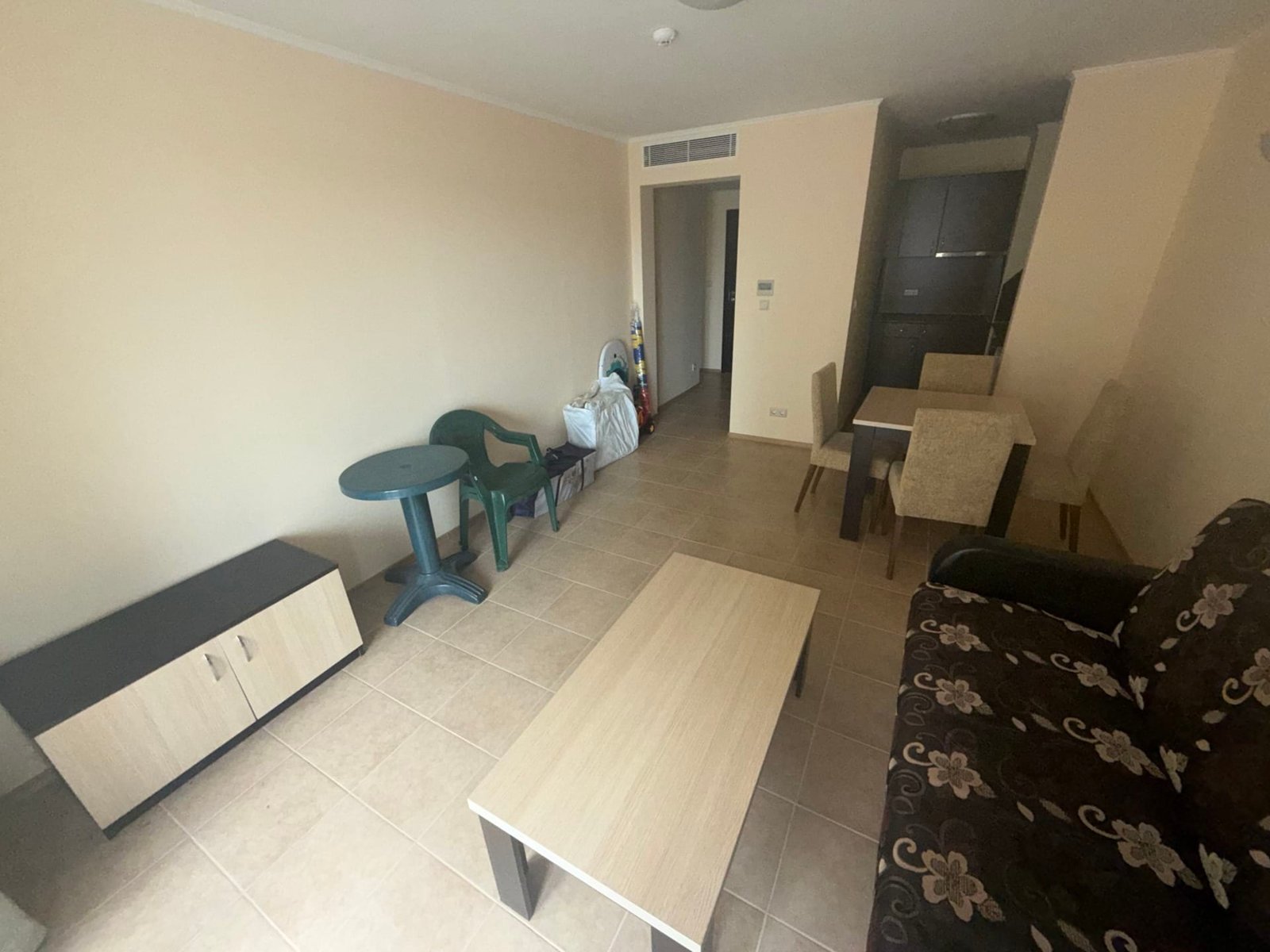 Современный двухкомнатный апартамент с светлым интерьером, мебелью и кухонной зоной в комплексе Sunset Resort Family.