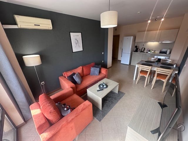 Современный двухкомнатный апартамент с открытой планировкой, уютной мебелью, кухней и светлыми тонами для комфортного проживания.