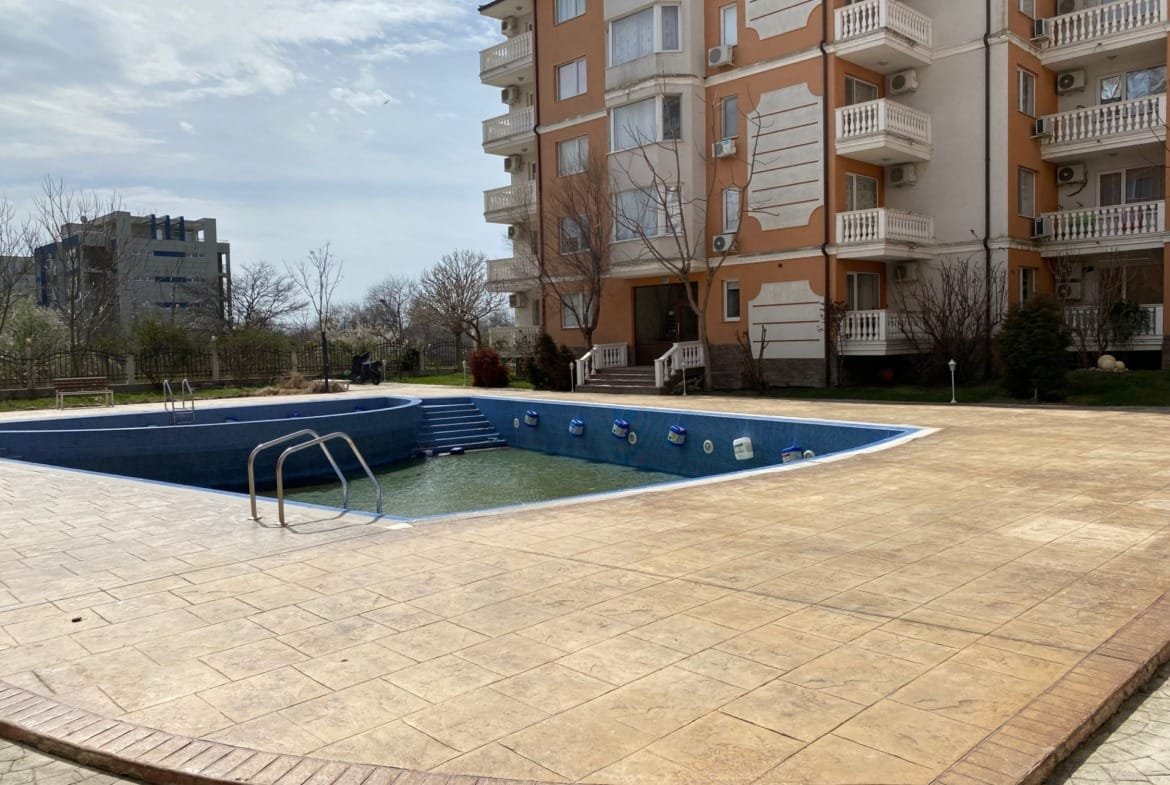 Трехкомнатный апартамент с видом на закрытый бассейн и landscaped террасу в комплексе Sea Diamond.