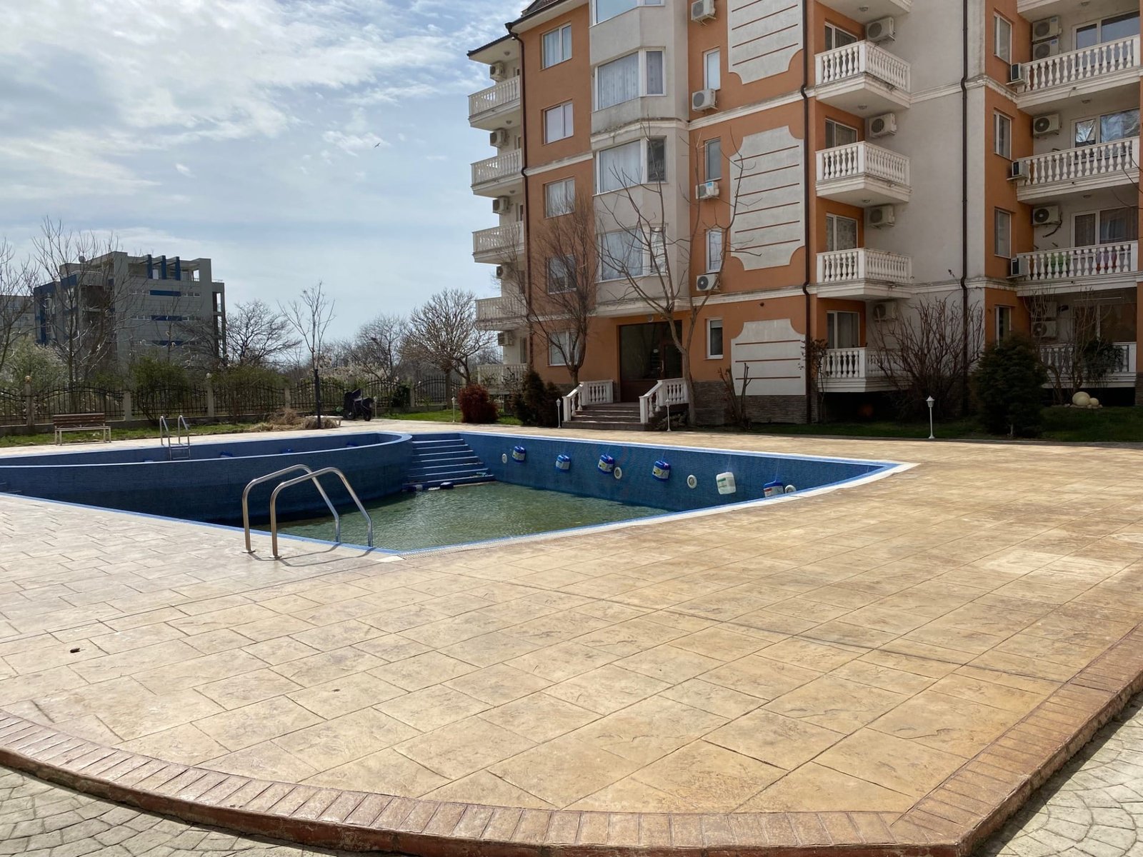 Трехкомнатный апартамент с видом на закрытый бассейн и landscaped террасу в комплексе Sea Diamond.