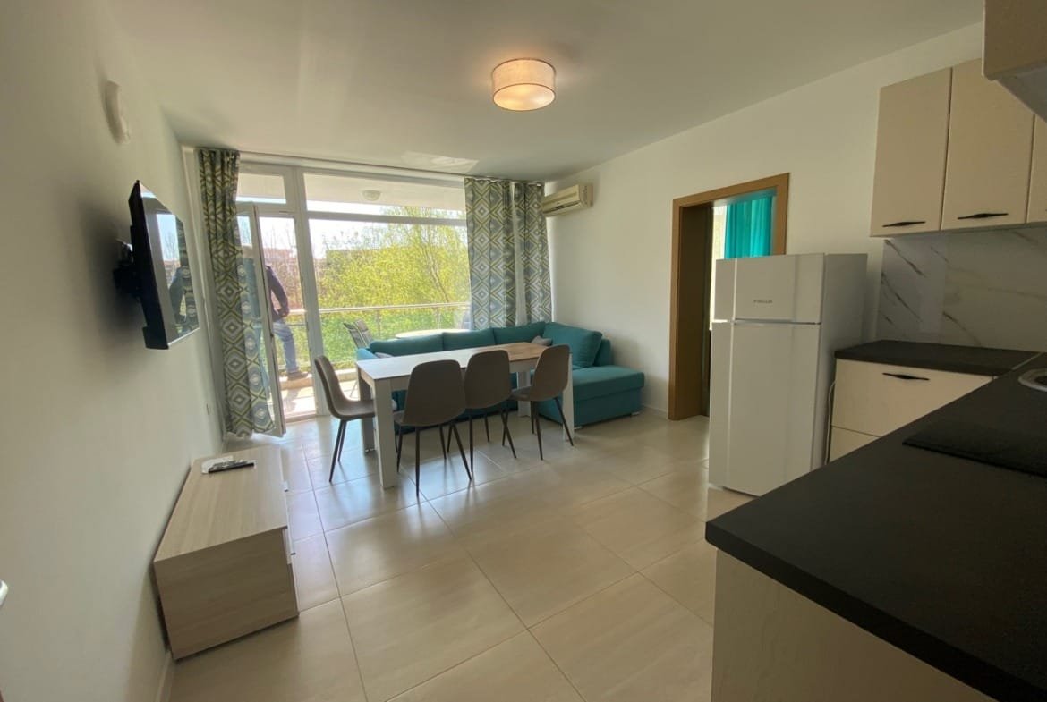 Трехкомнатный апартамент с ярким интерьером, уютной зоной для гостиной и обеденной столовой, выход на балкон.