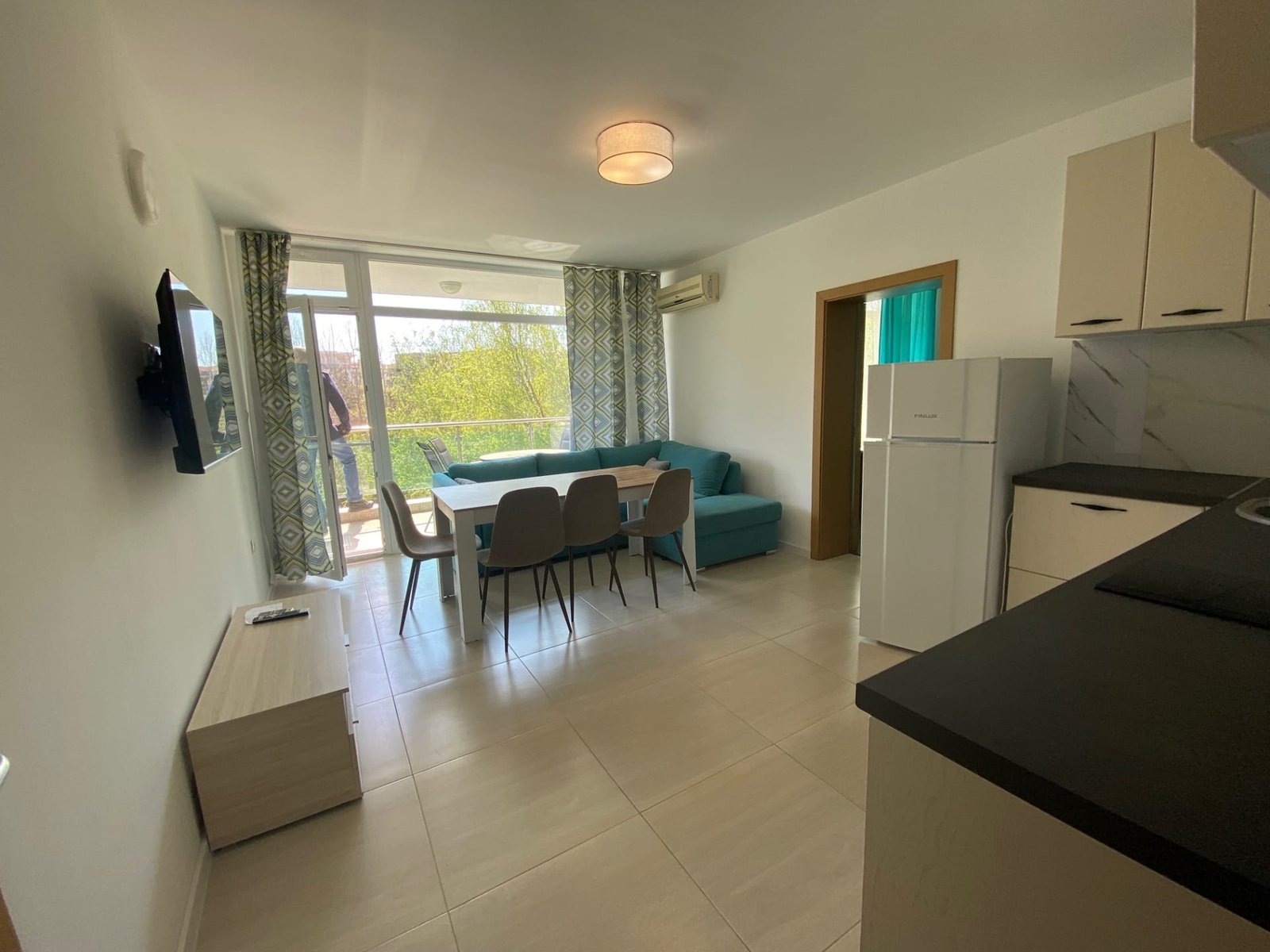 Трехкомнатный апартамент с ярким интерьером, уютной зоной для гостиной и обеденной столовой, выход на балкон.