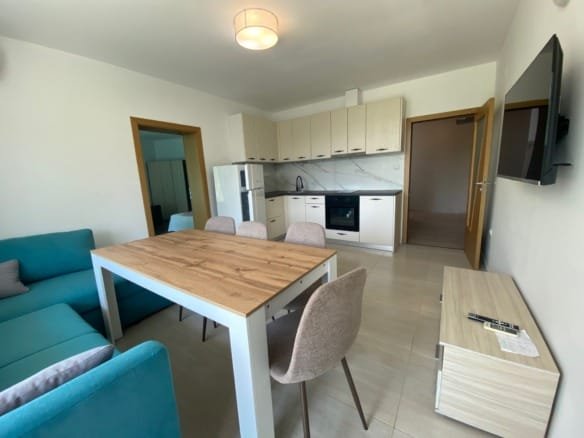 Современный трехкомнатный апартамент с кухней, столом, стульями и уютной гостиной в комплексе Solmarine.