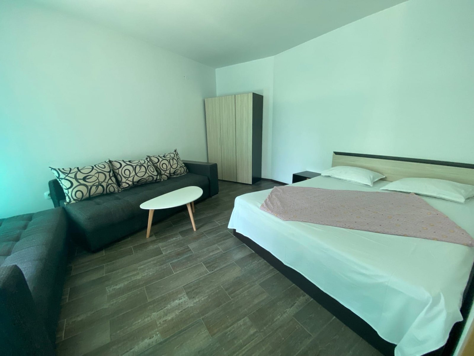 Трехкомнатный апартамент с кроватью, зоной отдыха и мягкой мебелью, светлые тона и современный дизайн интерьера.