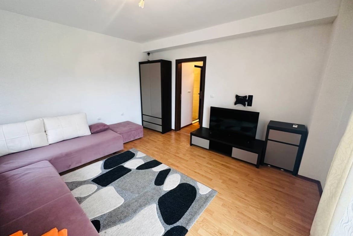 Современный интерьер трехкомнатного апартамента с диваном, телевизором и светлымиWalls. Комфортное и стильное пространство для проживания.