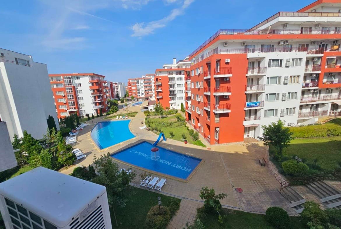 Комплекс жилых зданий с бассейном и зелеными зонами, расположенный в Болгарии, идеален для покупки недвижимости у моря.