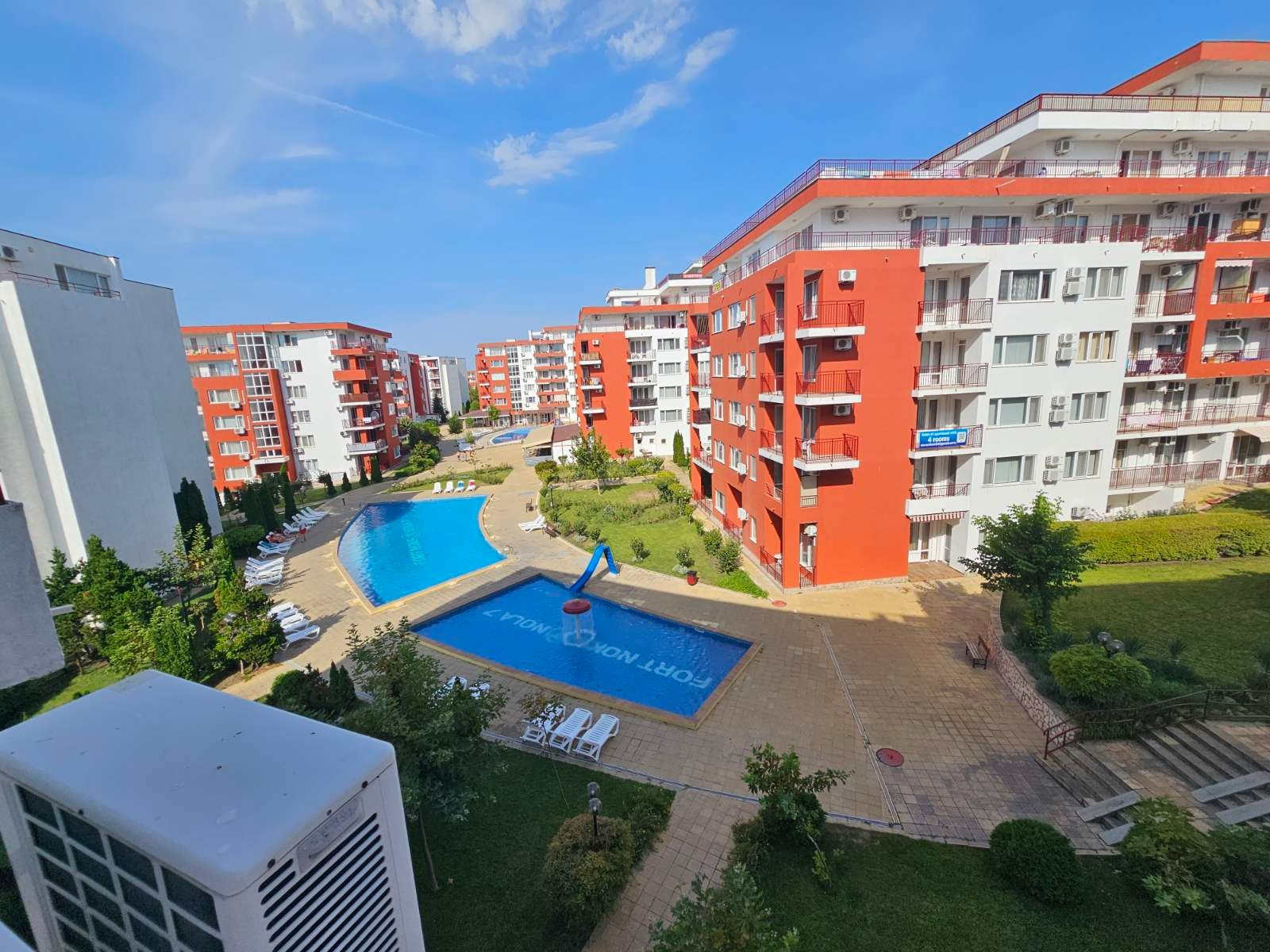 Комплекс жилых зданий с бассейном и зелеными зонами, расположенный в Болгарии, идеален для покупки недвижимости у моря.