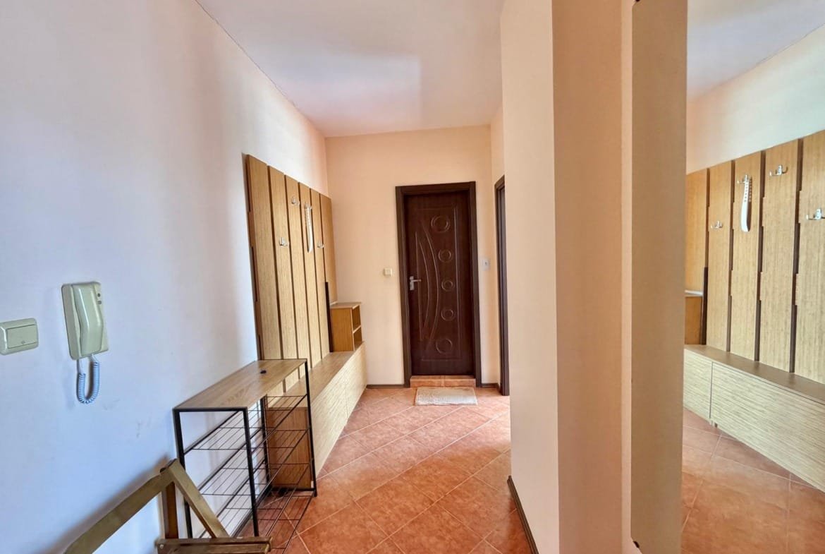 Светлый холл с зеркалом и деревянными вешалками, готовый к продаже недвижимости в Болгарии. Стильный и уютный интерьер.