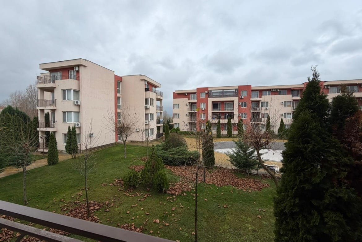 Современные жилые комплексы в Болгарии с зелеными насаждениями и благоустроенной территорией для комфортного проживания.