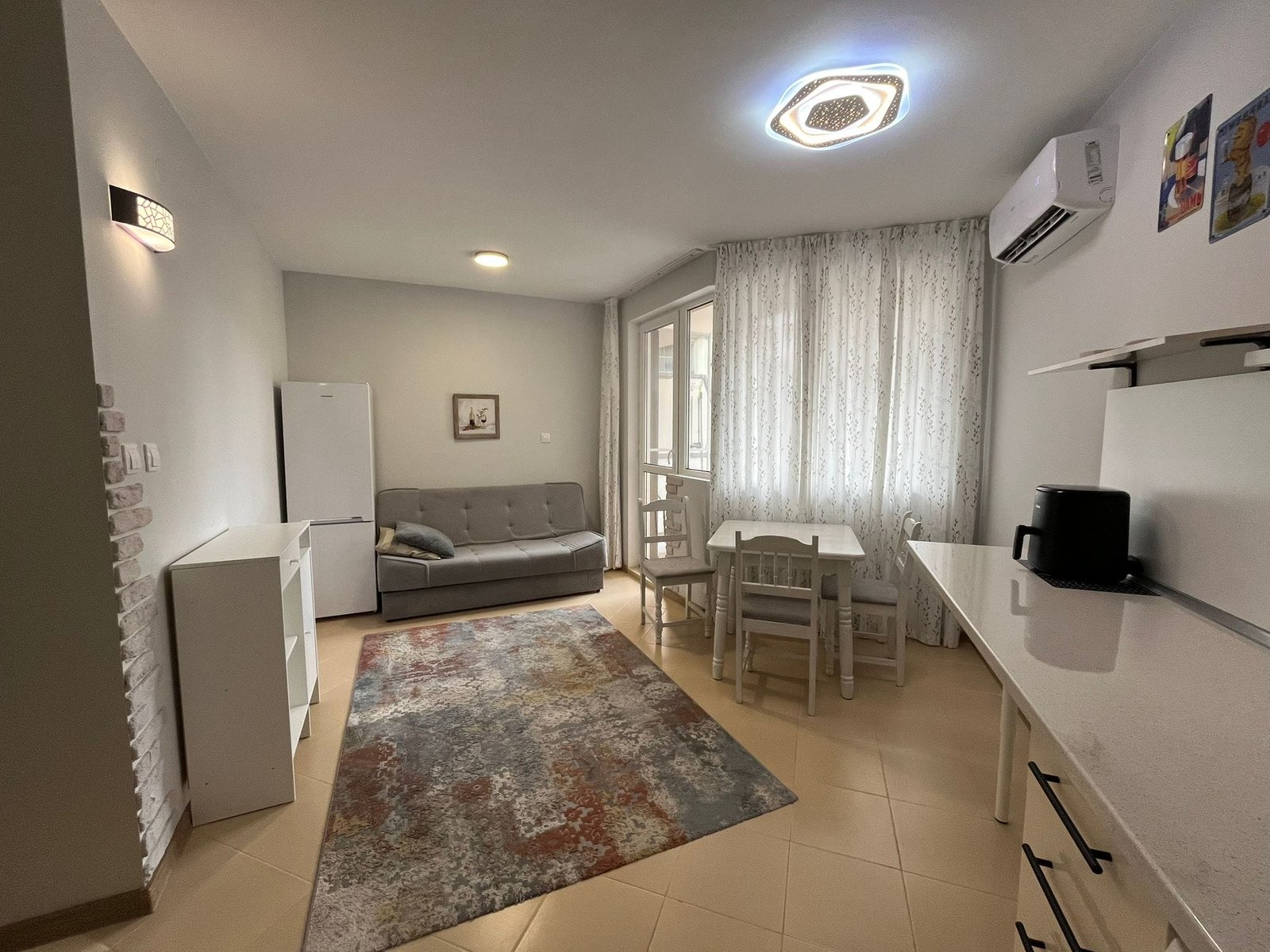 Современная квартира-студия с уютным интерьером и мебелью Современная квартира в Болгарии с светлым интерьером, уютной мебелью и кухонной зоной, идеальна для продажи или аренды.