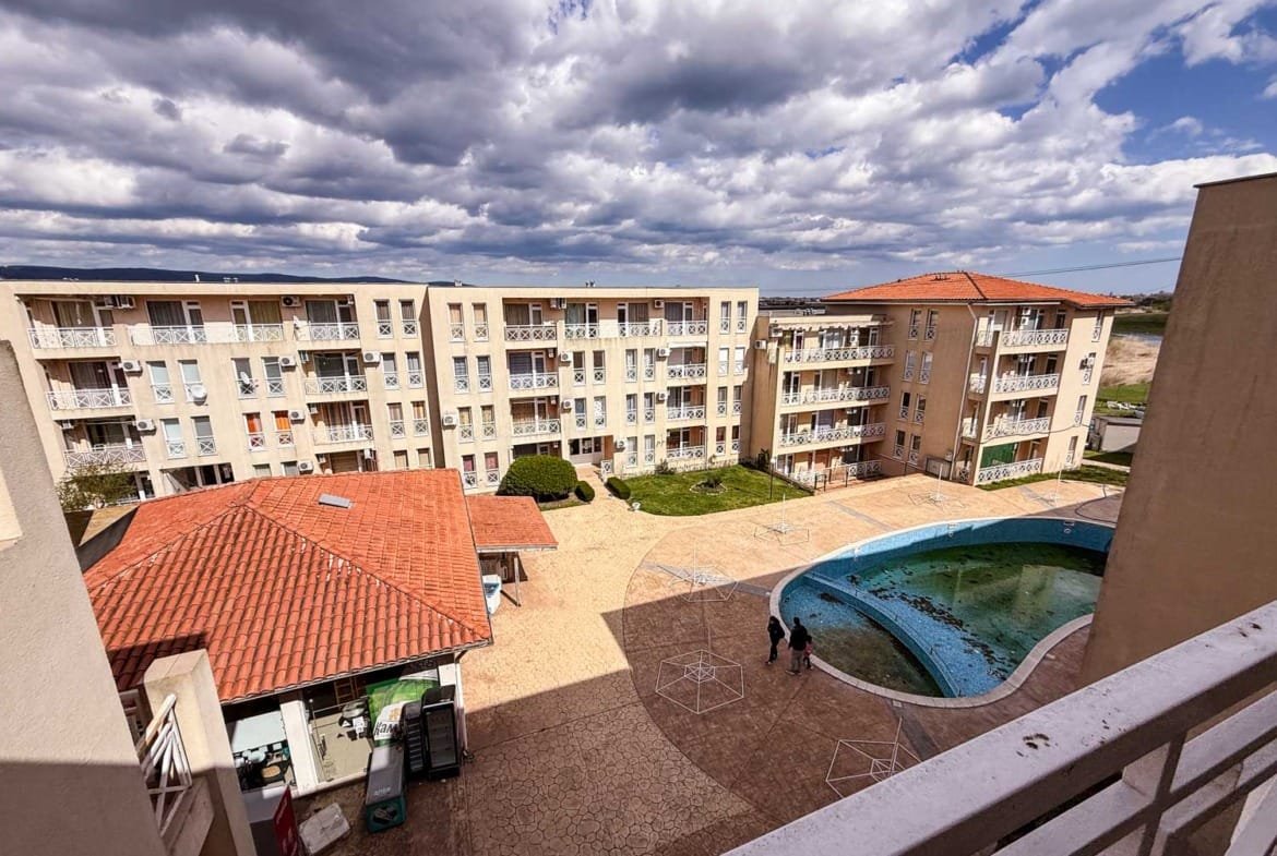 Квартал с жилыми домами и бассейном в Болгарии, идеальное место для покупки недвижимости у моря.