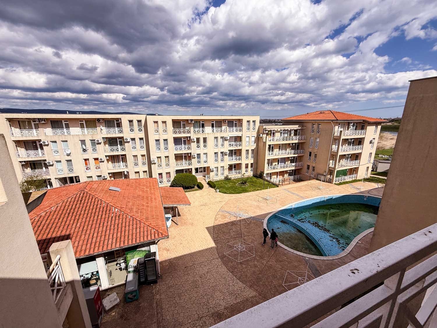 Квартал с жилыми домами и бассейном в Болгарии, идеальное место для покупки недвижимости у моря.