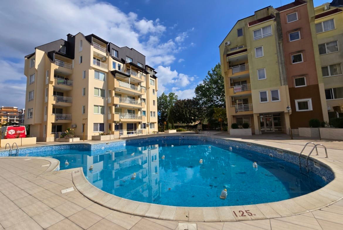 Современные жилые здания с бассейном, расположенные в Болгарии, идеальные для покупки недвижимости у моря.