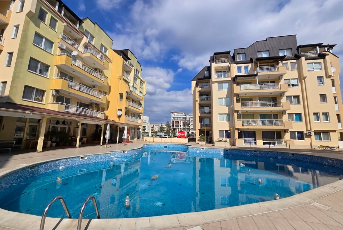 Современный жилой комплекс с бассейном и апартаментами, подходящий для покупки недвижимости в Болгарии.