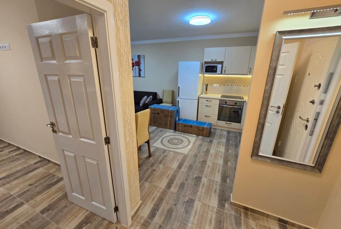 Современная кухня с техникой и мягкой мебелью, яркий интерьер, подходящий для комфортной жизни в Болгарии.