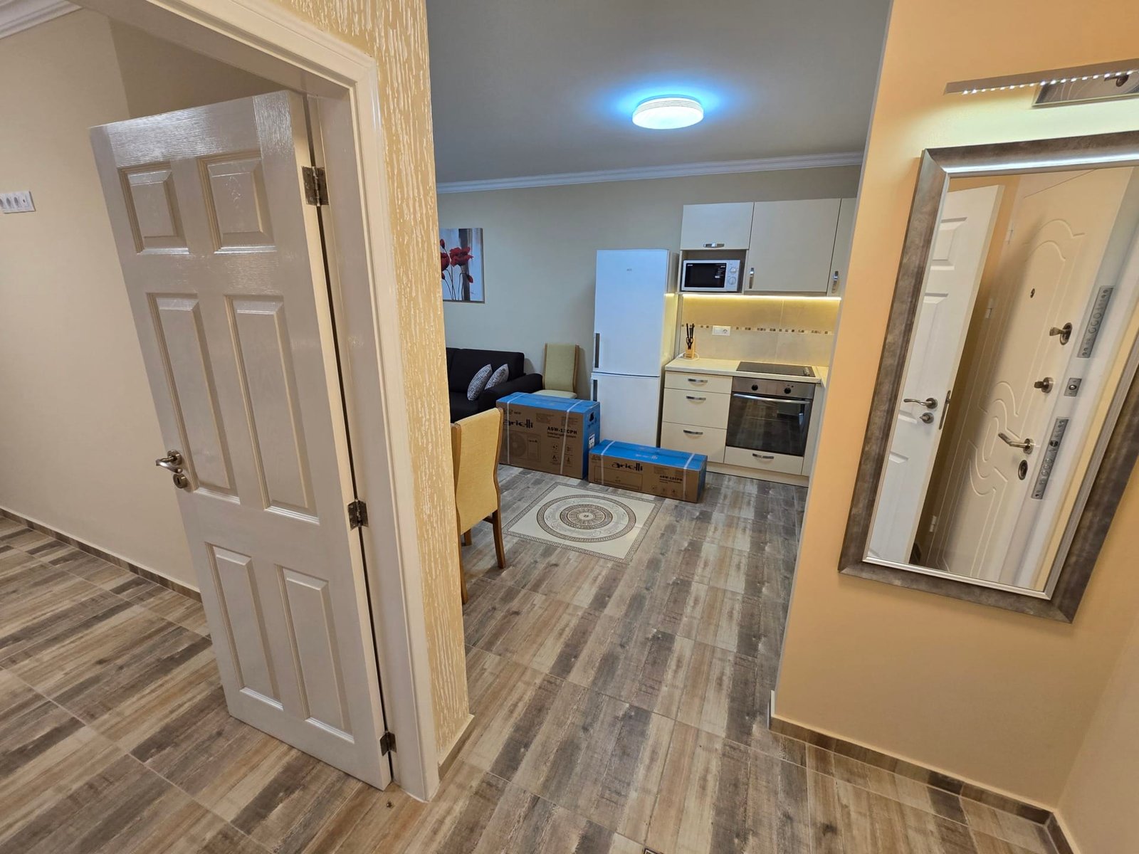 Современная кухня с техникой и мягкой мебелью, яркий интерьер, подходящий для комфортной жизни в Болгарии.