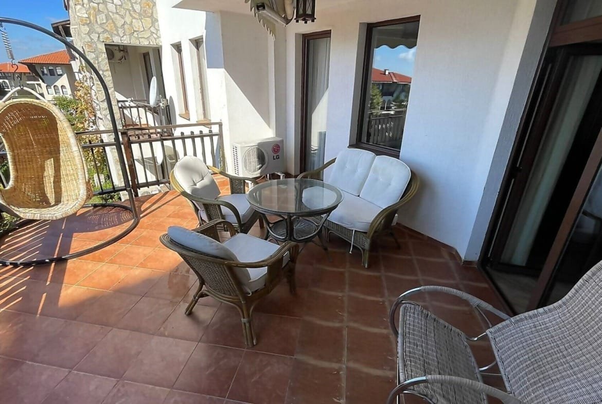 Уютная терраса с мебелью для отдыха, идеальное место для покупок недвижимости в Болгарии. Теплые тона, зеленые виды.