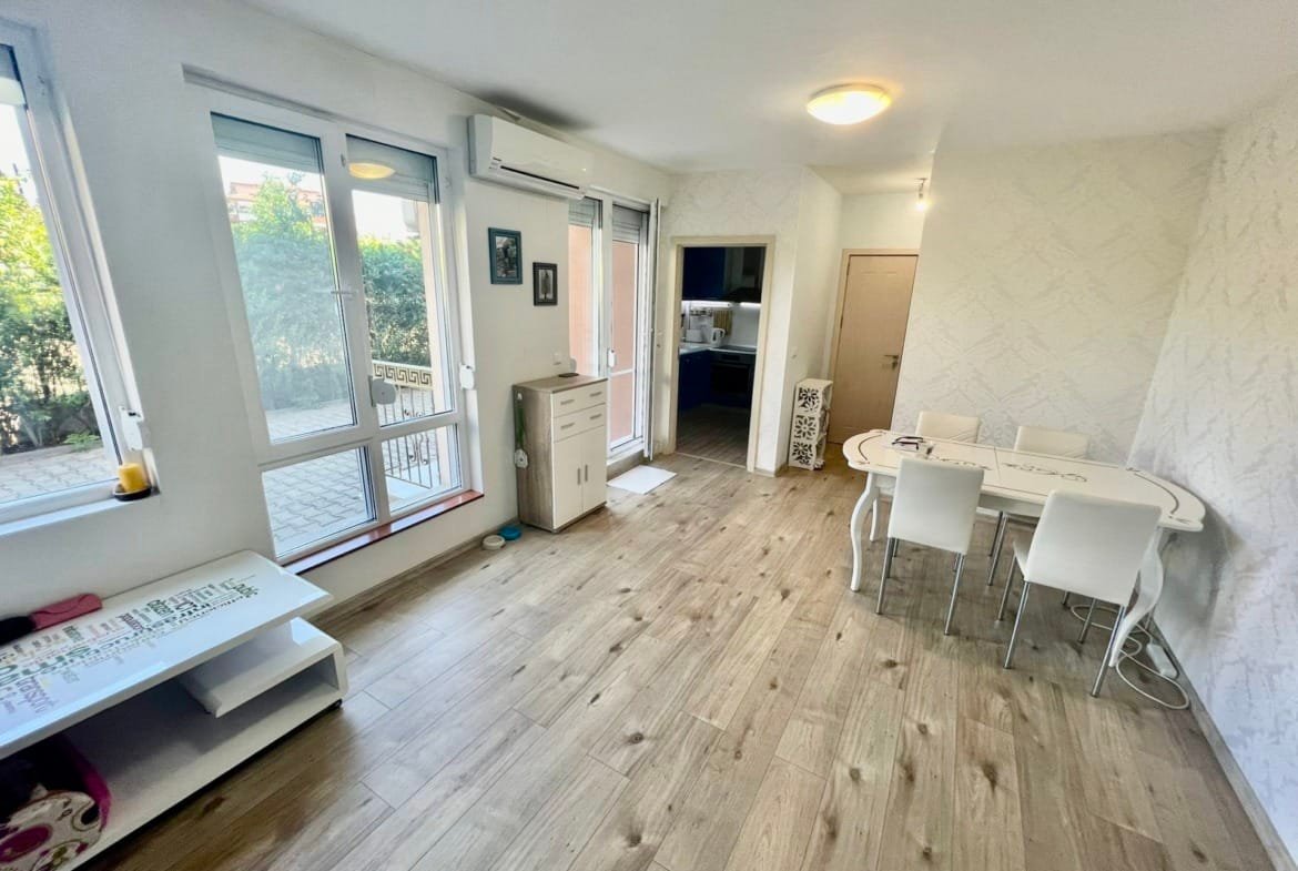 Современная квартира в Болгарии с ярким интерьером, уютной атмосферой и светлыми стенами, подходящая для продажи или покупки.