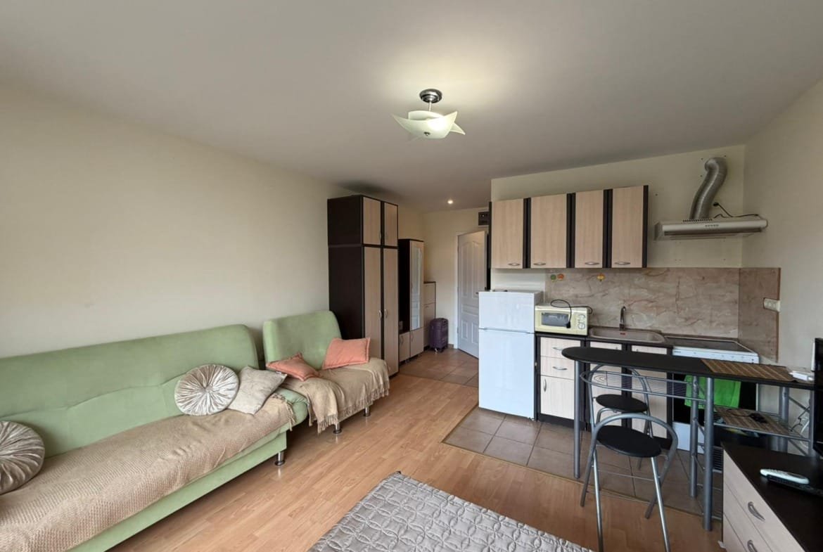 Современная квартира в Болгарии с кухней, обеденным столом и уютной зоной отдыха, подходит для покупки или аренды.