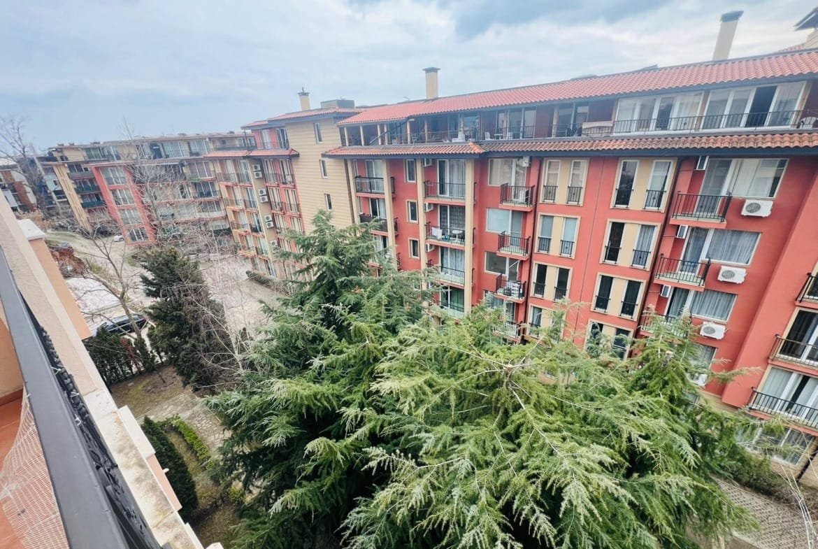 Современные жилые комплексы в Болгарии с зелеными насаждениями на фоне городской архитектуры.