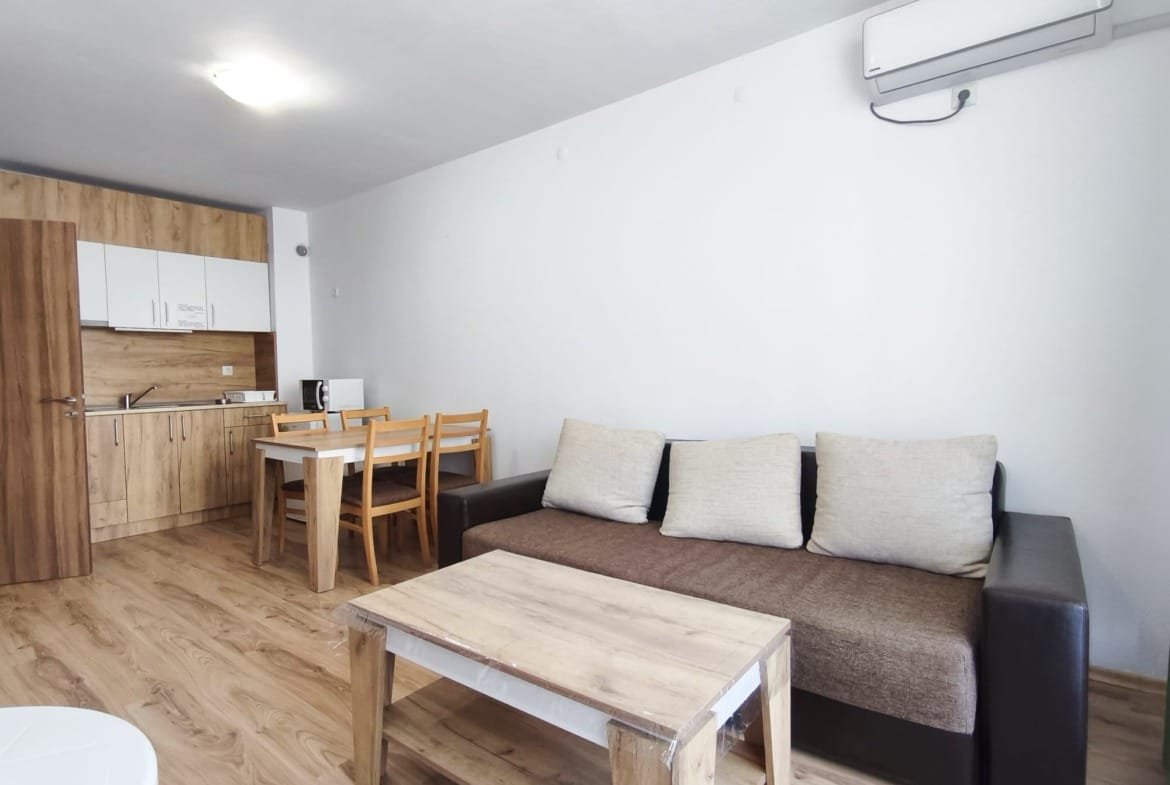 Современная квартира в Болгарии с уютной мебелью, светлым интерьером и обеденной зоной для комфортного проживания.