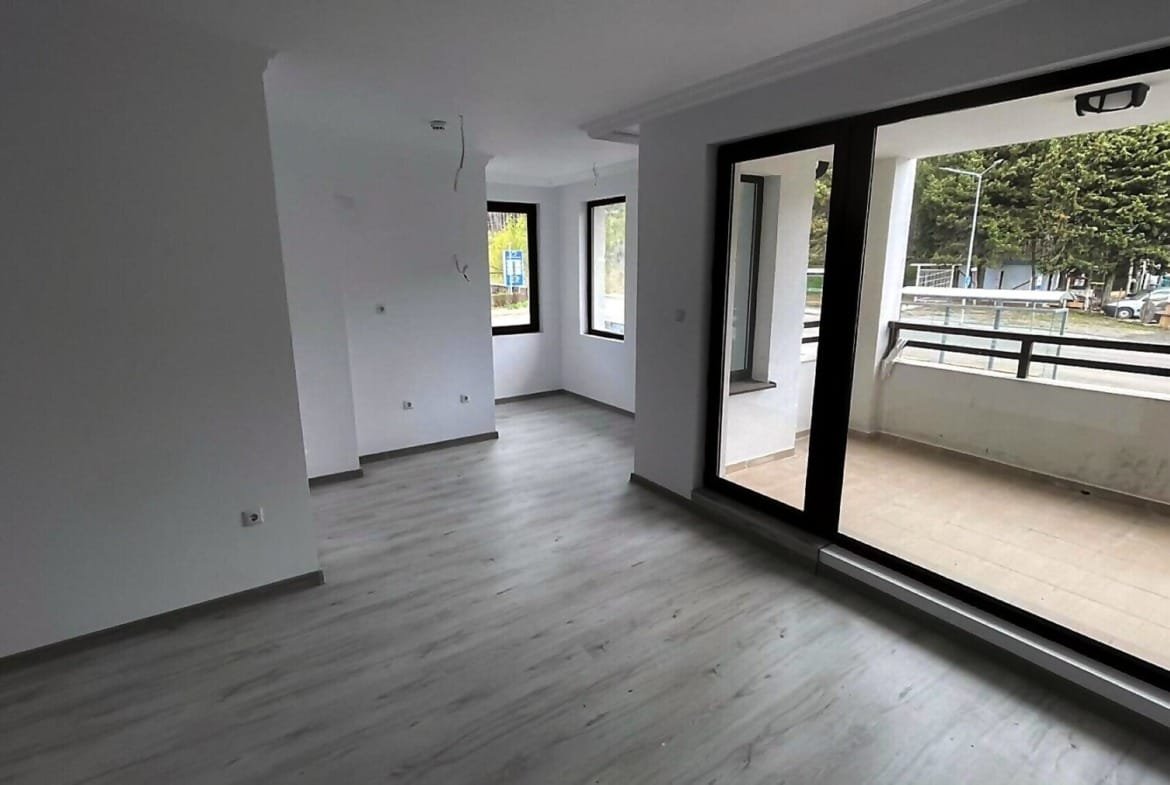 Светлая квартира в Болгарии с большими окнами и выходом на балкон, готовая для продажи или аренды.