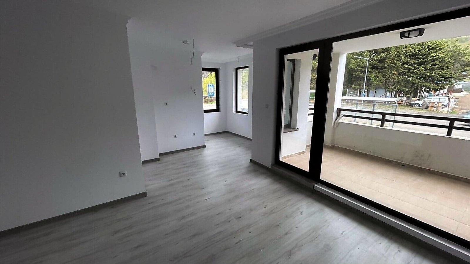 Светлая квартира в Болгарии с большими окнами и выходом на балкон, готовая для продажи или аренды.