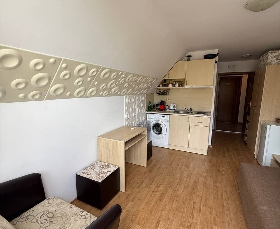 Современная студия с кухонным блоком, стиральной машиной и уютной зоной отдыха в комплексе Gerber Residence 1.