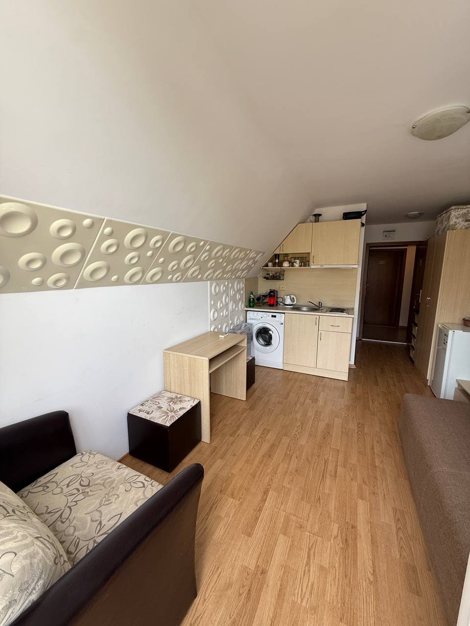 Современная студия с кухонным блоком, стиральной машиной и уютной зоной отдыха в комплексе Gerber Residence 1.