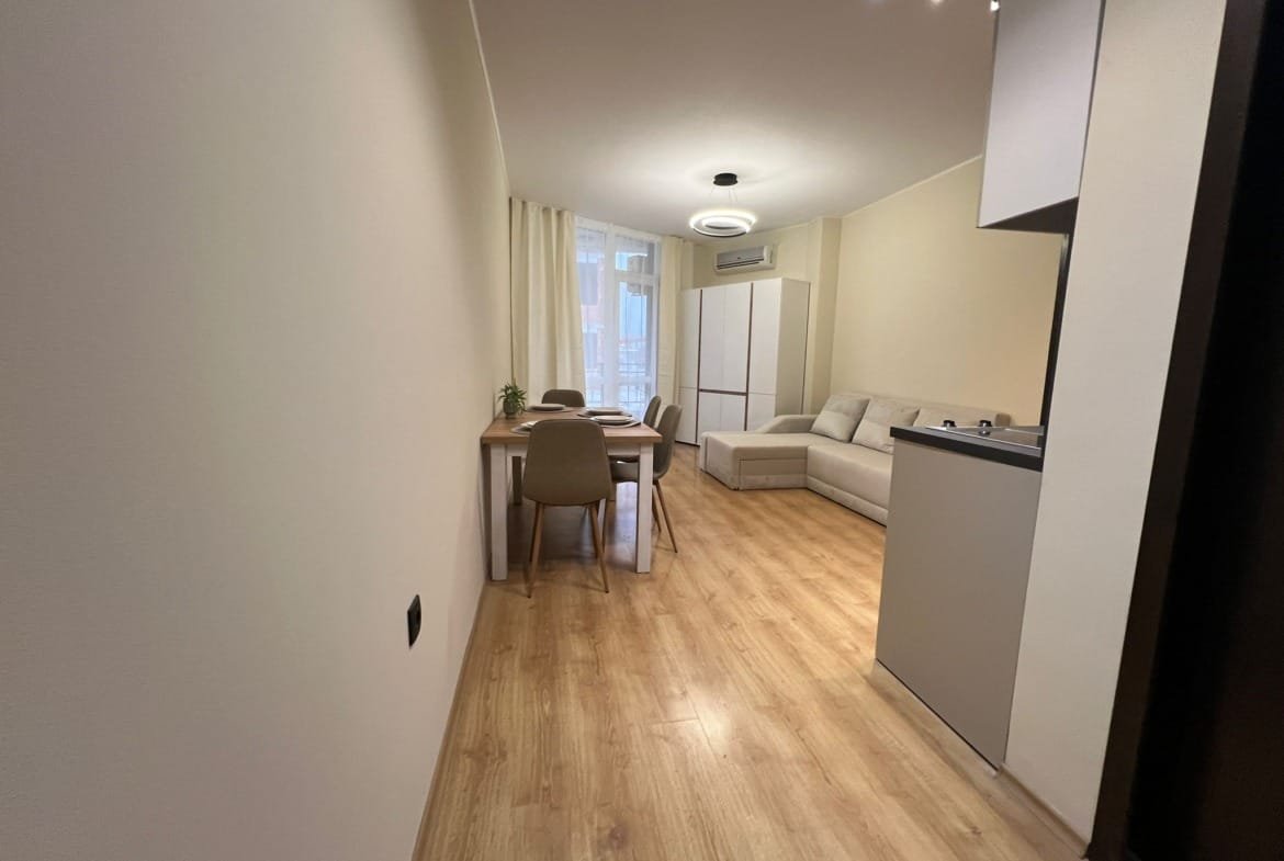 Современная квартира в Болгарии с светлым интерьером, обеденной зоной и уютной гостиной. Подходит для покупки или аренды.