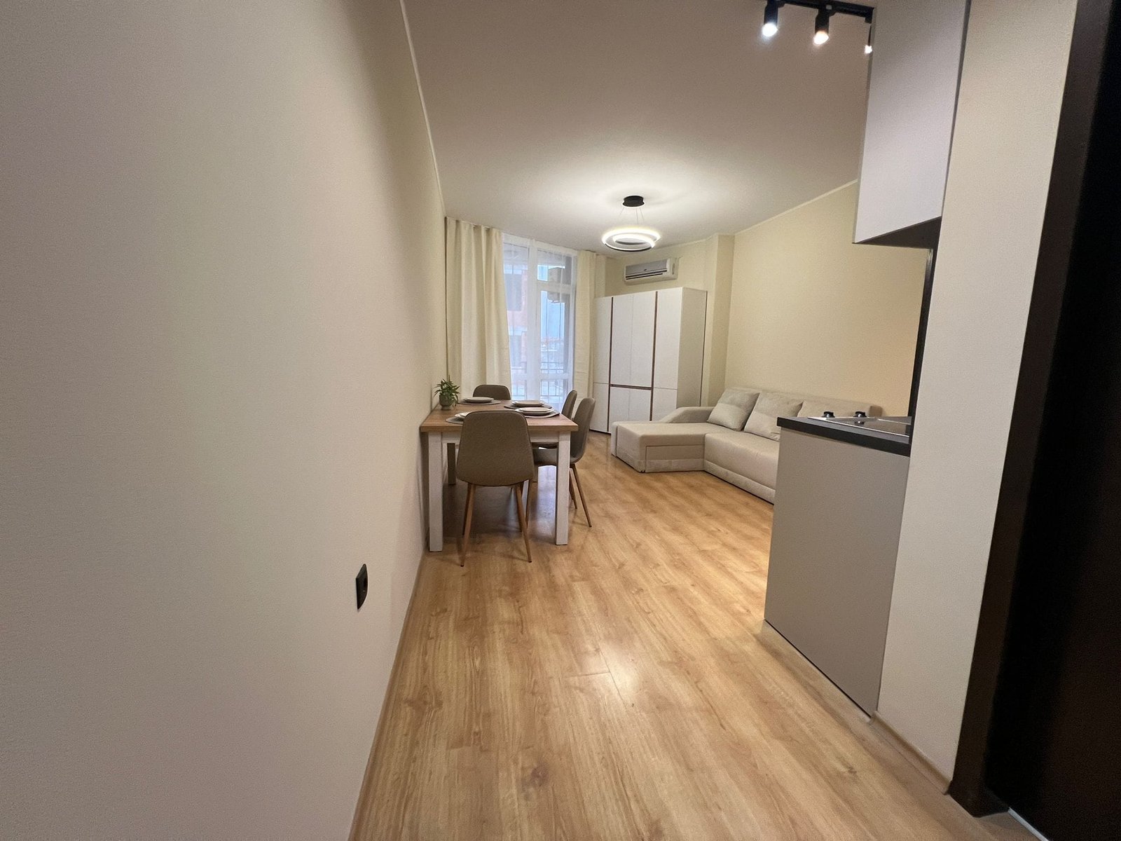 Современный интерьер квартиры: светлое пространство и уютная мебель Современная квартира в Болгарии с светлым интерьером, обеденной зоной и уютной гостиной. Подходит для покупки или аренды.