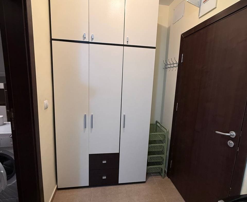 Современный прихожая в студии «Villa Aria» с шкафом и вешалкой для верхней одежды, светлые тона и функциональное оформление.